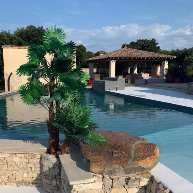 Beach Feel Pavistamp je dekorativni sustav za bazene i bazenske plaže koji stvara prirodan, pjeskovit izgled uz visoku otpornost na vodu i kemikalije. Sustav je dizajniran za sigurnu i ugodnu uporabu, s naglaskom na protukliznost, trajnost i estetski dojam u privatnim i javnim bazenima.