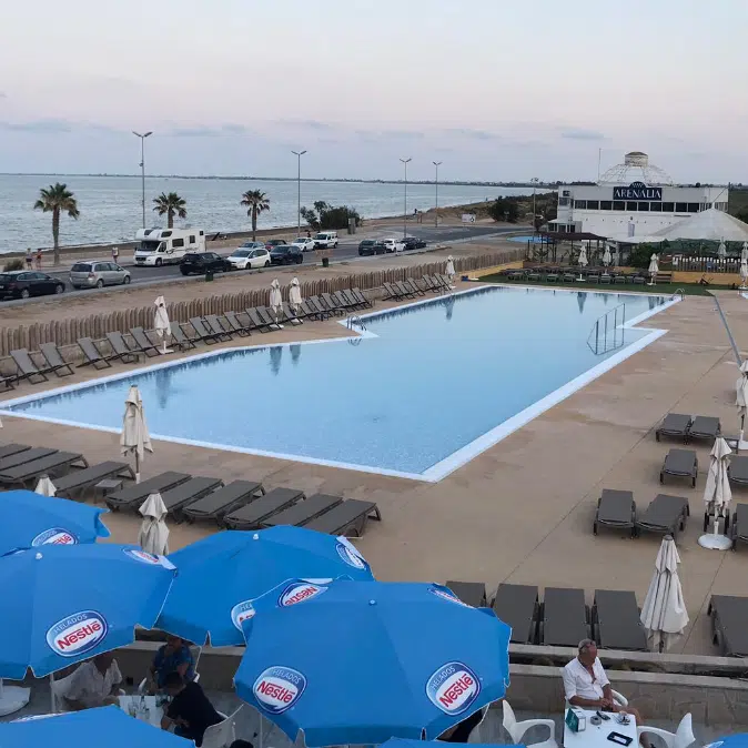 Beach Feel Pavistamp je dekorativni sustav za bazene i bazenske plaže koji stvara prirodan, pjeskovit izgled uz visoku otpornost na vodu i kemikalije. Sustav je dizajniran za sigurnu i ugodnu uporabu, s naglaskom na protukliznost, trajnost i estetski dojam u privatnim i javnim bazenima.