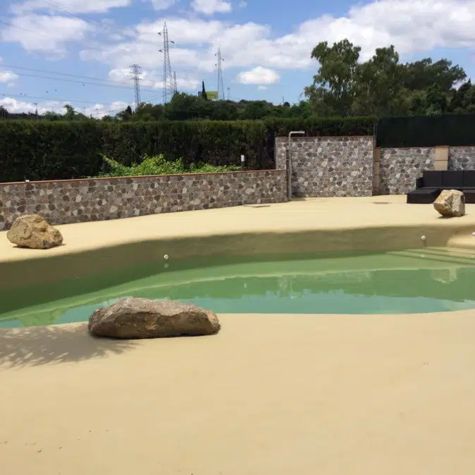 Beach Feel Pavistamp je dekorativni sustav za bazene i bazenske plaže koji stvara prirodan, pjeskovit izgled uz visoku otpornost na vodu i kemikalije. Sustav je dizajniran za sigurnu i ugodnu uporabu, s naglaskom na protukliznost, trajnost i estetski dojam u privatnim i javnim bazenima.