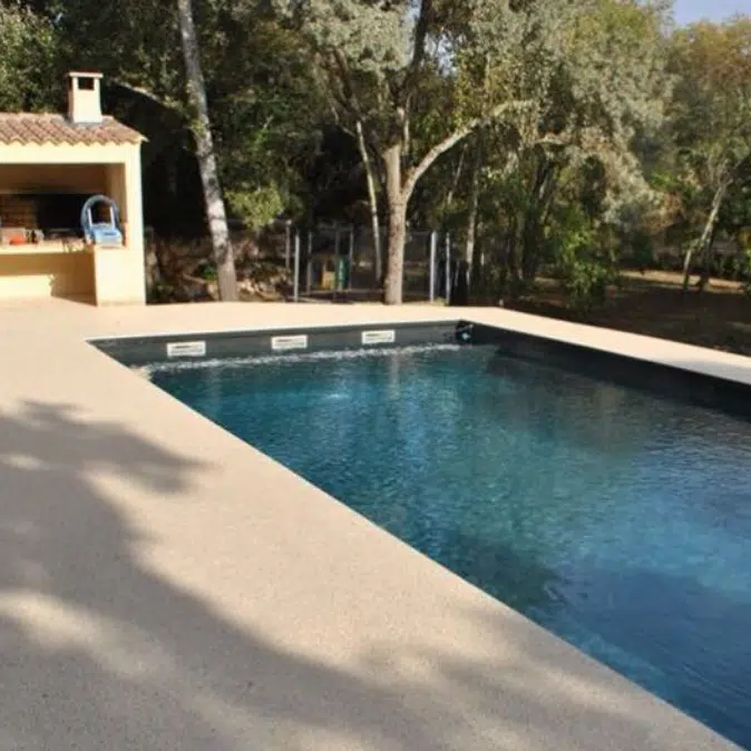 Beach Feel Pavistamp je dekorativni sustav za bazene i bazenske plaže koji stvara prirodan, pjeskovit izgled uz visoku otpornost na vodu i kemikalije. Sustav je dizajniran za sigurnu i ugodnu uporabu, s naglaskom na protukliznost, trajnost i estetski dojam u privatnim i javnim bazenima.